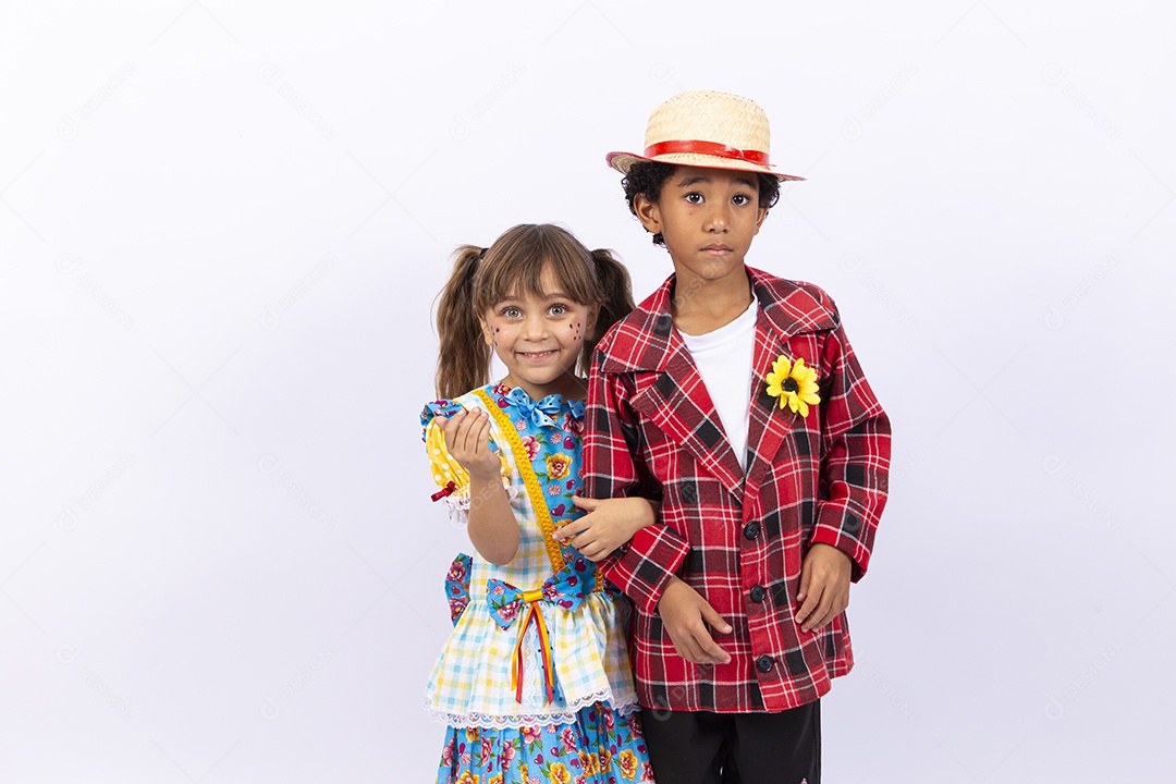 Crianças com trajes de festa junina