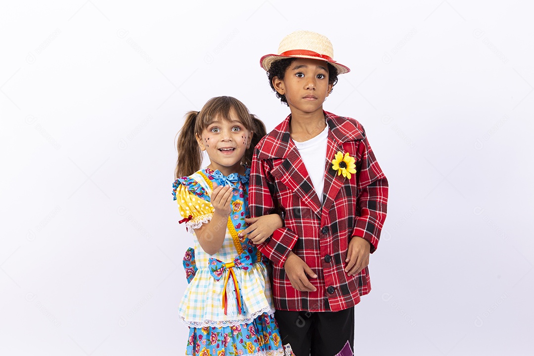 Crianças com trajes de festa junina