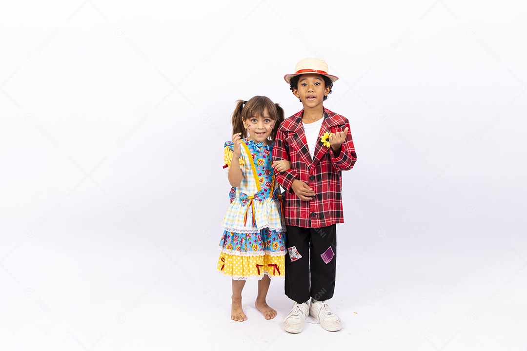 Crianças com trajes de festa junina