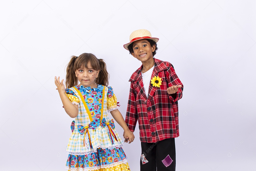 Crianças com trajes de festa junina