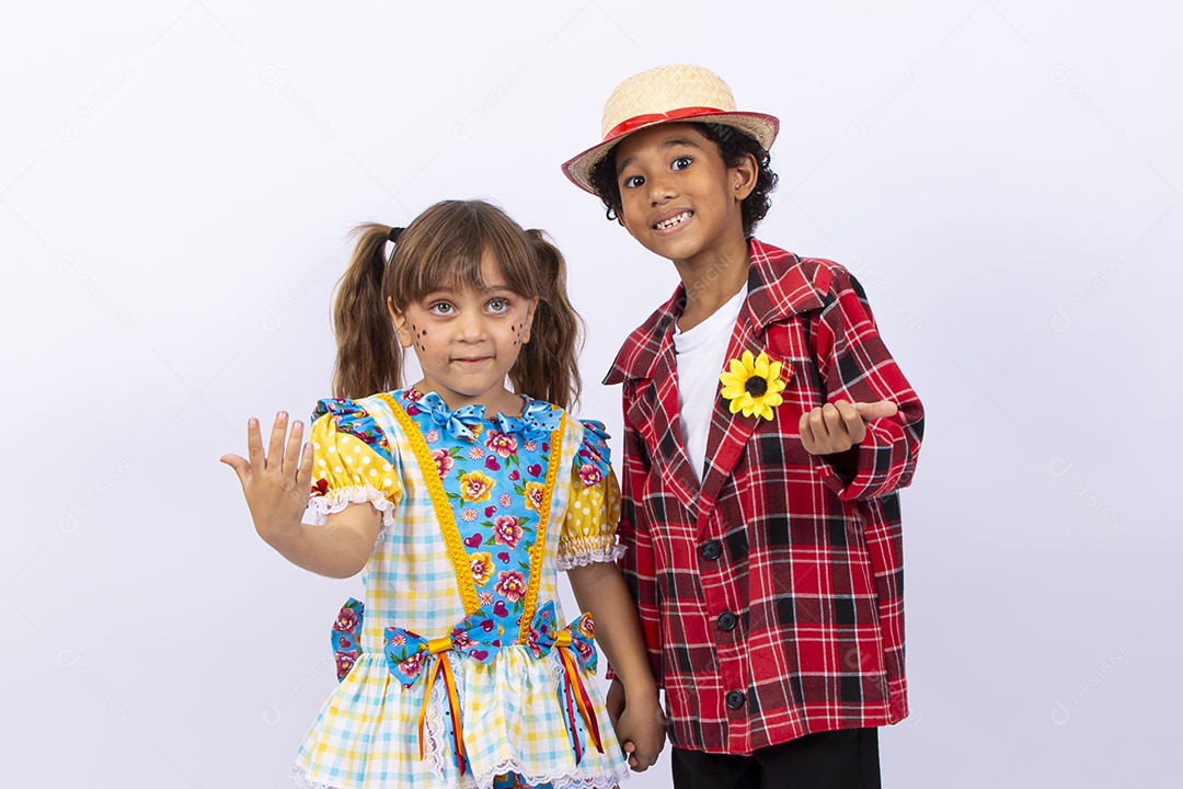 Crianças com trajes de festa junina