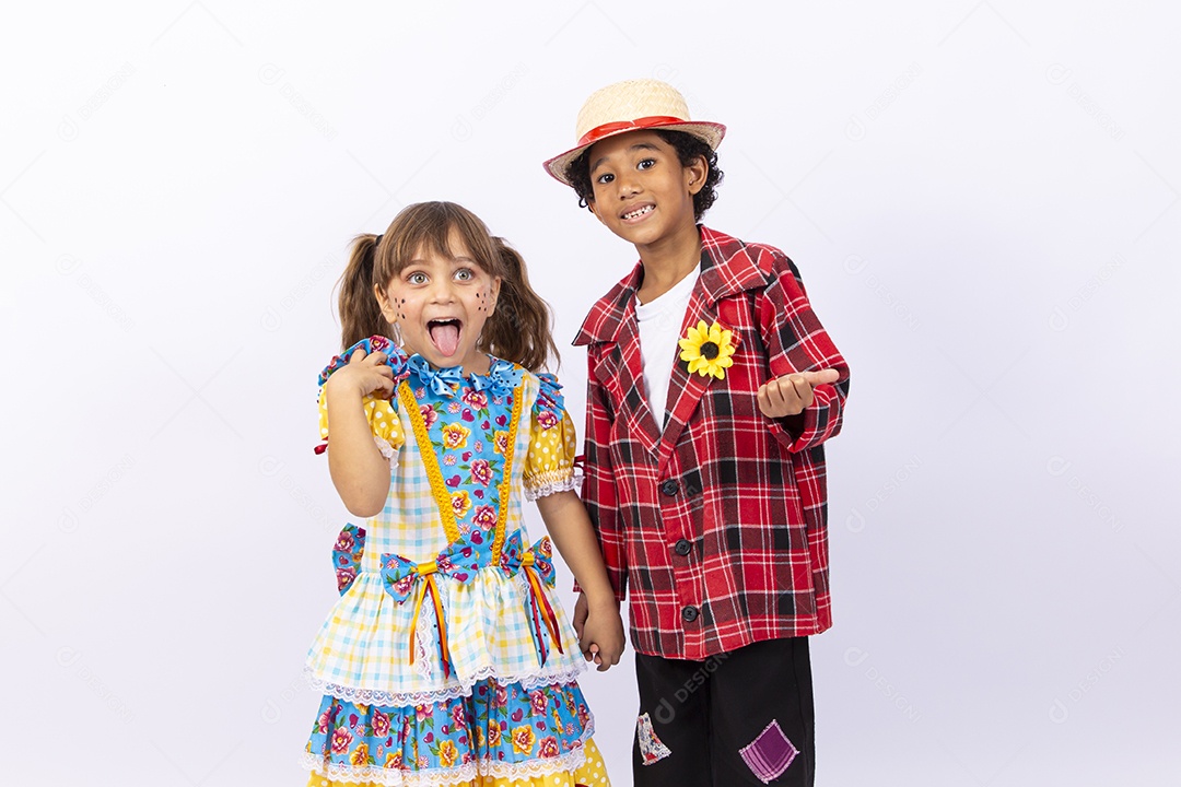 Crianças com trajes de festa junina