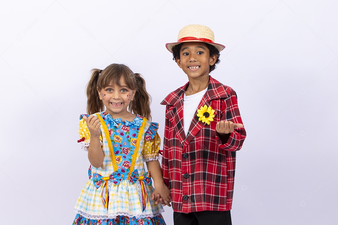 Crianças com trajes de festa junina