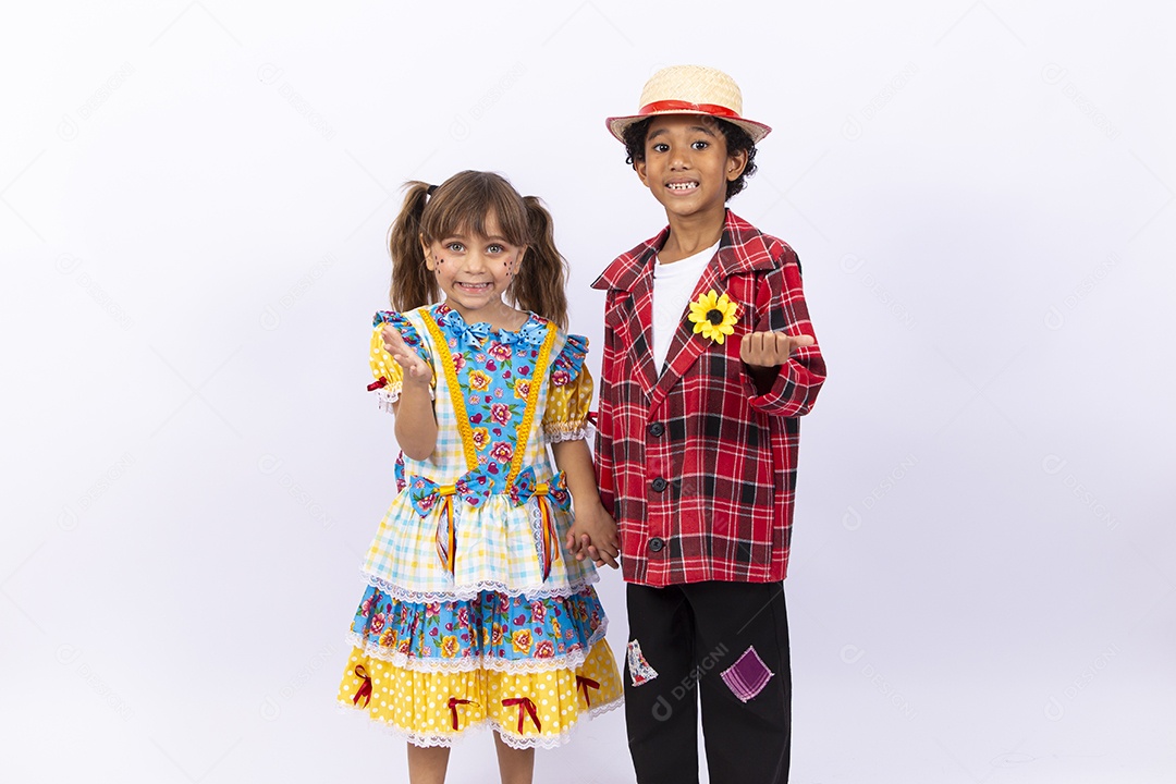 Crianças com trajes de festa junina