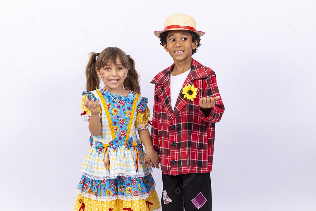 Crianças com trajes de festa junina