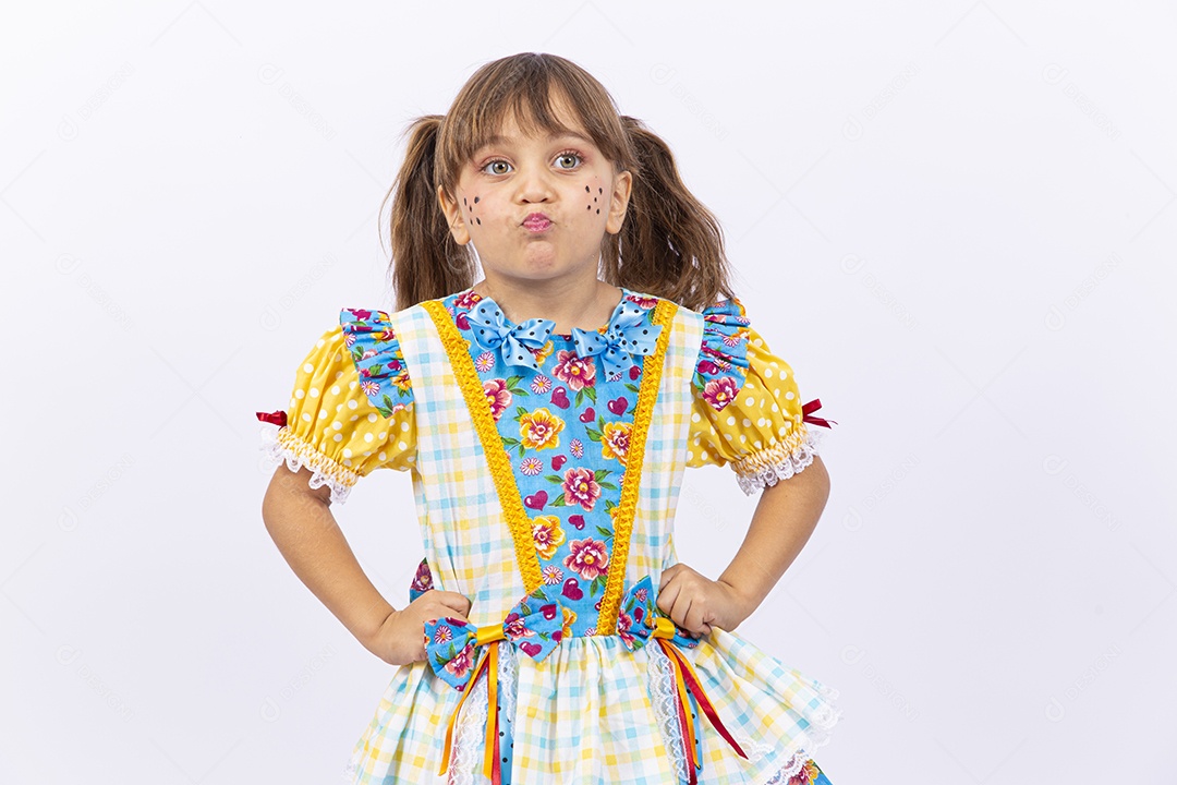 Linda menina com vestido de festa junina