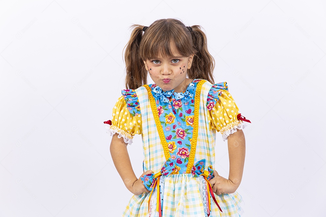 Linda menina com vestido de festa junina