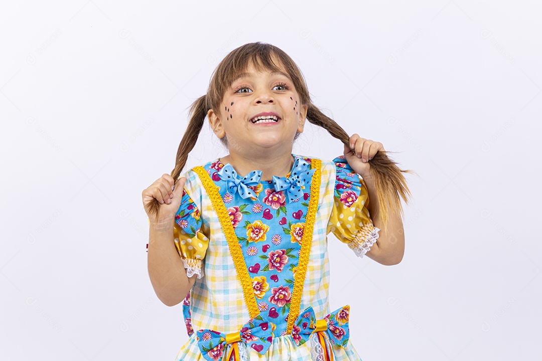 Linda menina com vestido de festa junina