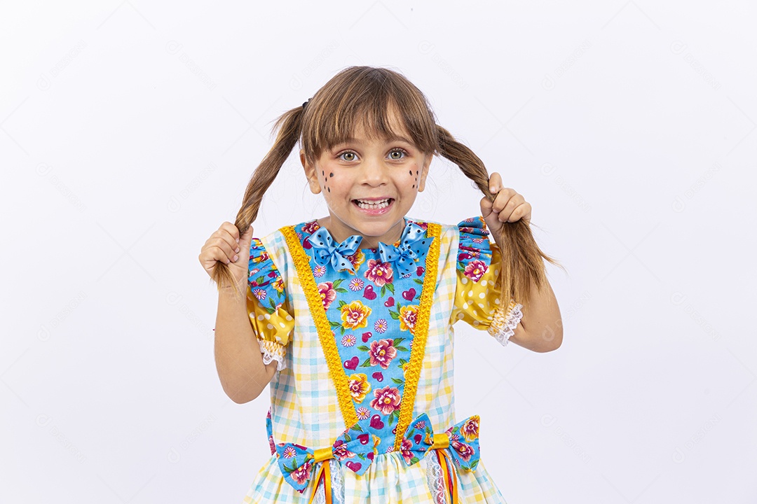 Linda menina com vestido de festa junina