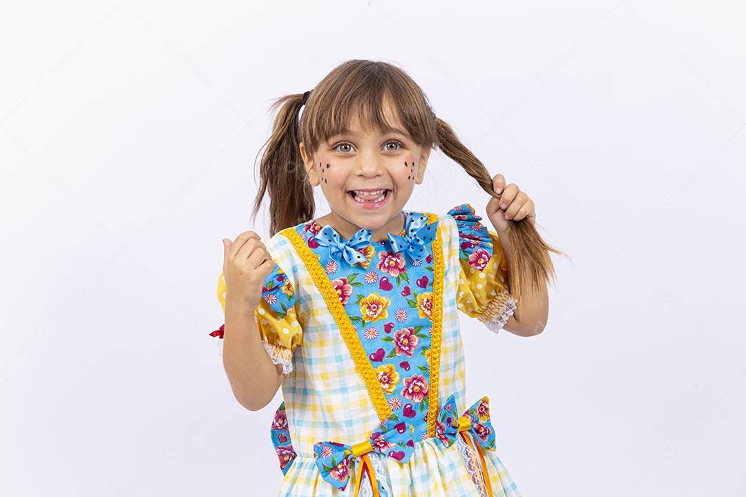 Linda menina com vestido de festa junina