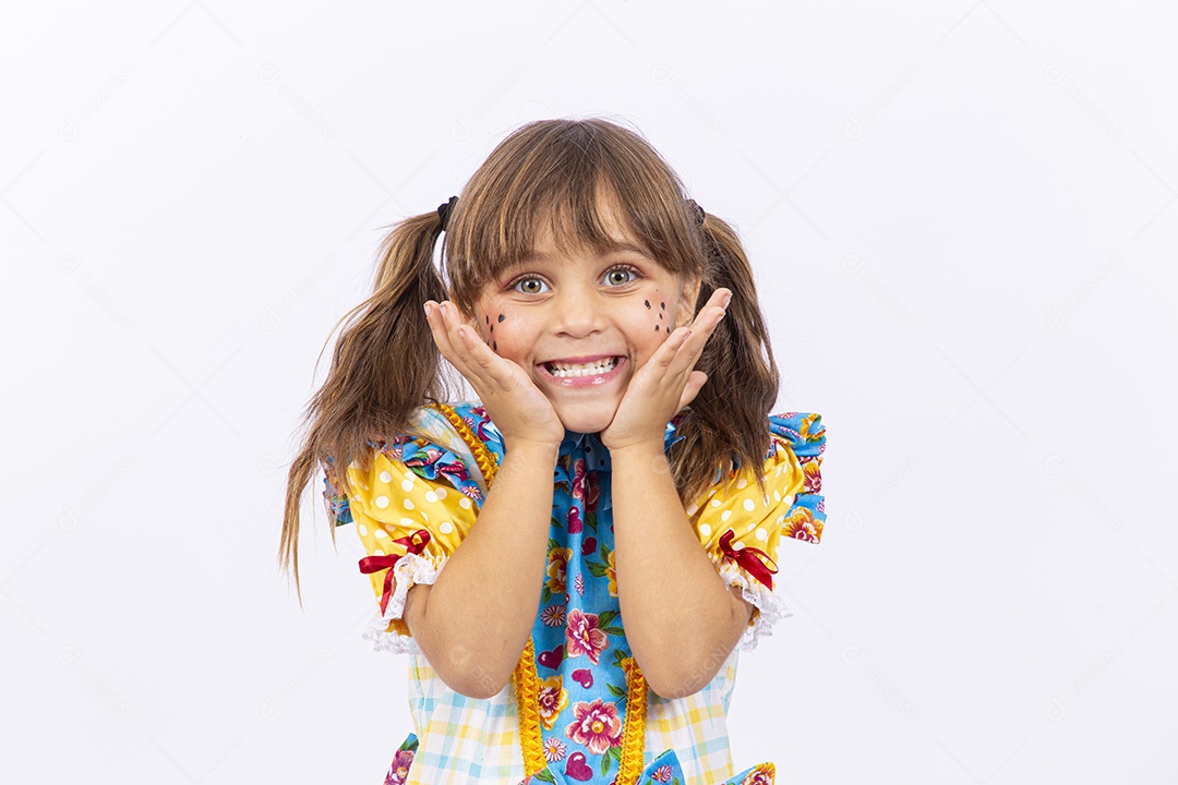Linda menina com vestido de festa junina