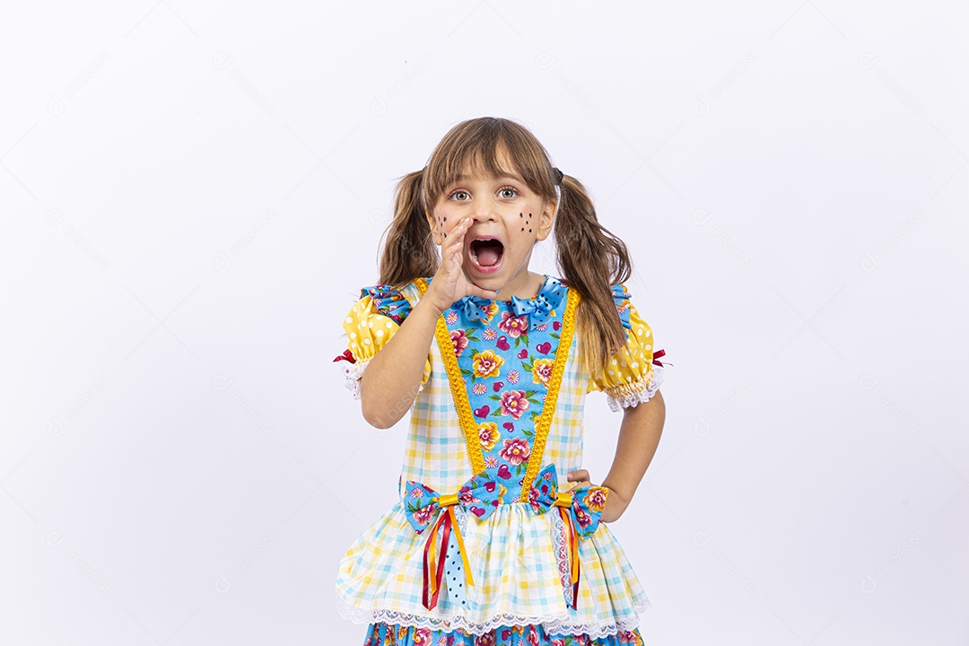 Linda menina com vestido de festa junina