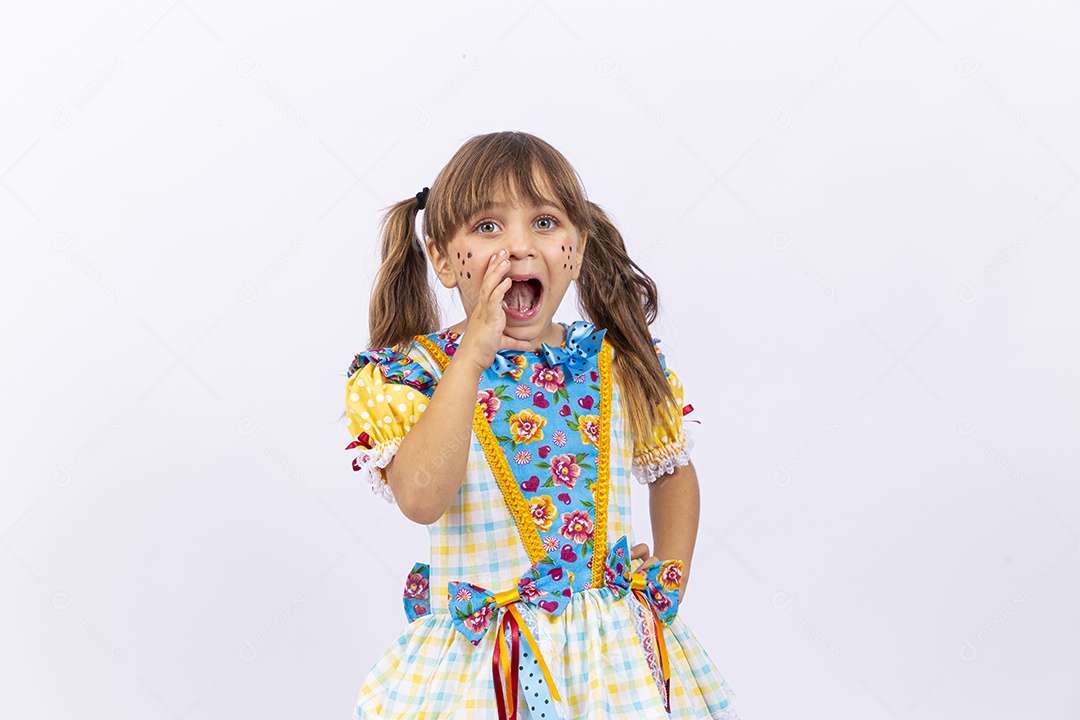 Linda menina com vestido de festa junina