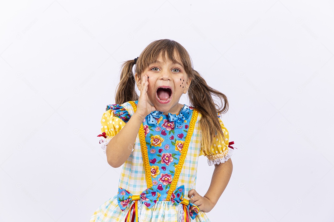 Menina com vestido de festa junina