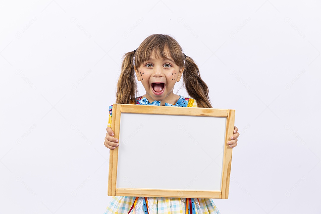 Linda menina com vestido de festa junina