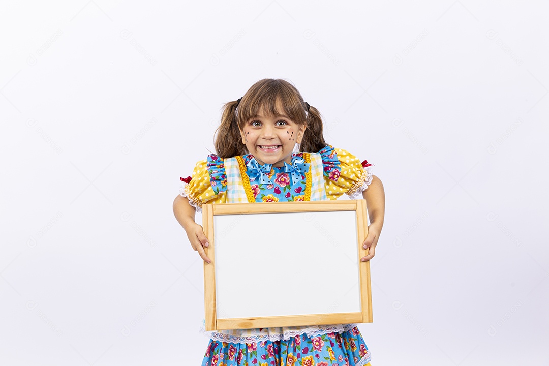 Linda menina com vestido de festa junina