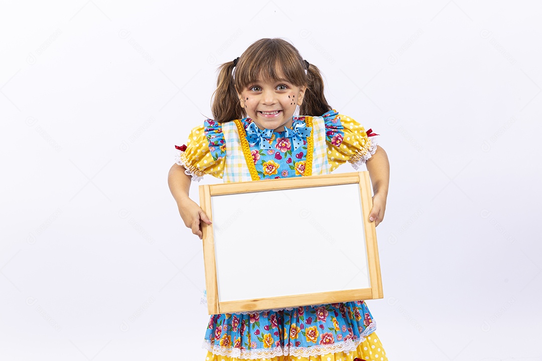 Linda menina com vestido de festa junina