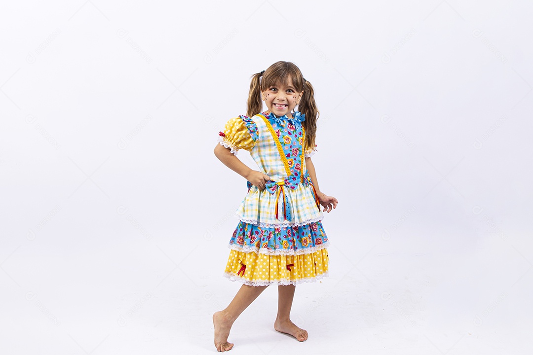 Linda menina com vestido de festa junina