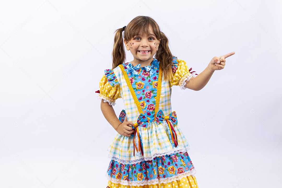 Linda menina com vestido de festa junina