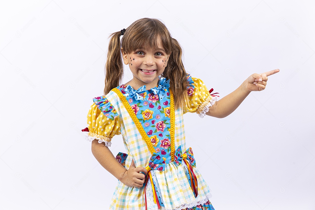 Linda menina com vestido de festa junina