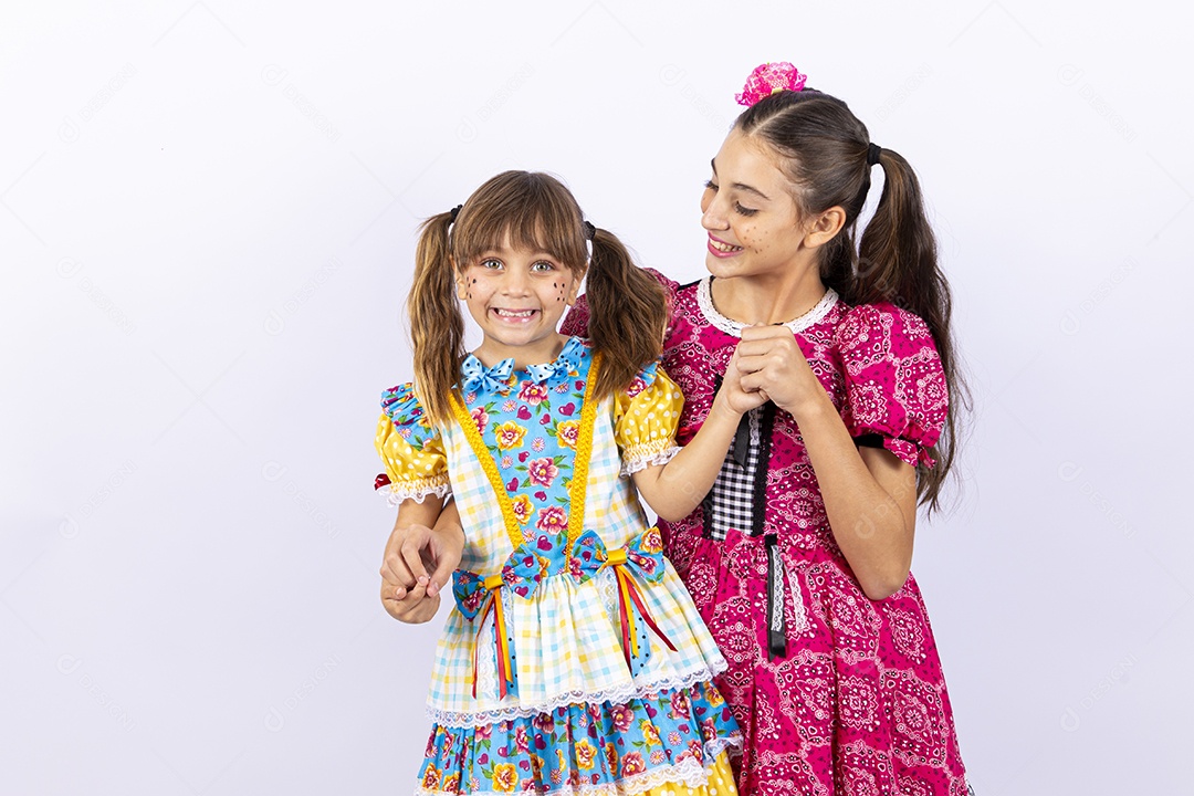 Crianças com trajes de festa junina