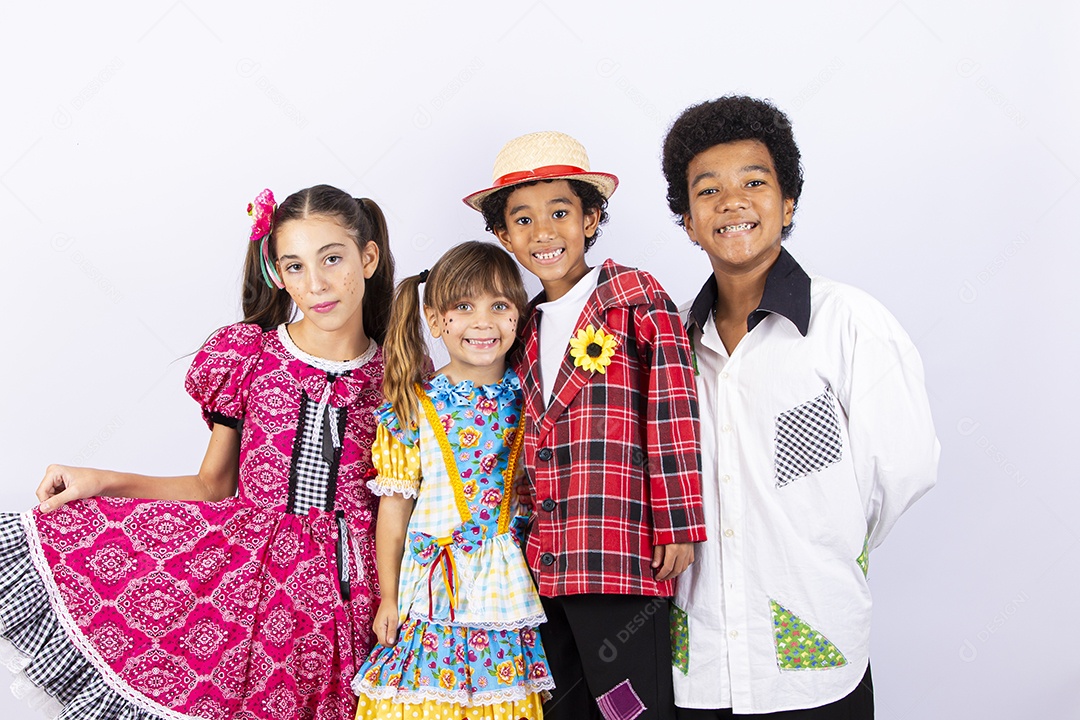 Crianças com trajes de festa junina