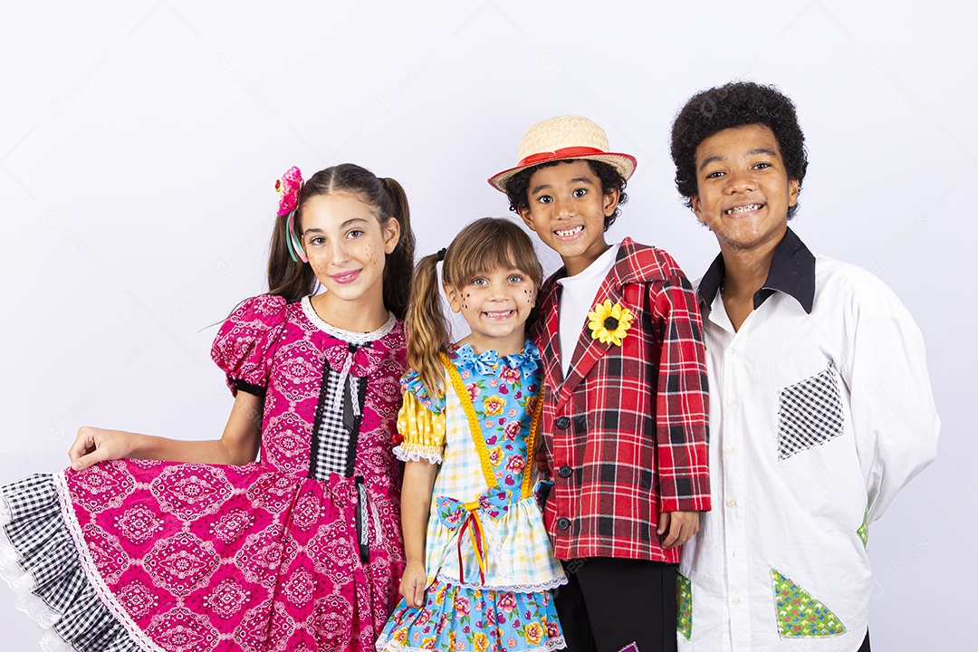 Crianças com trajes de festa junina