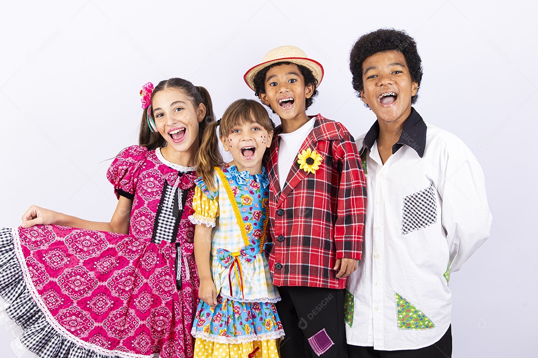 Crianças com trajes de festa junina