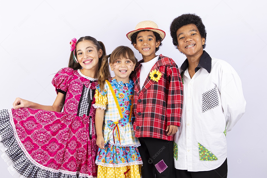 Crianças com trajes de festa junina