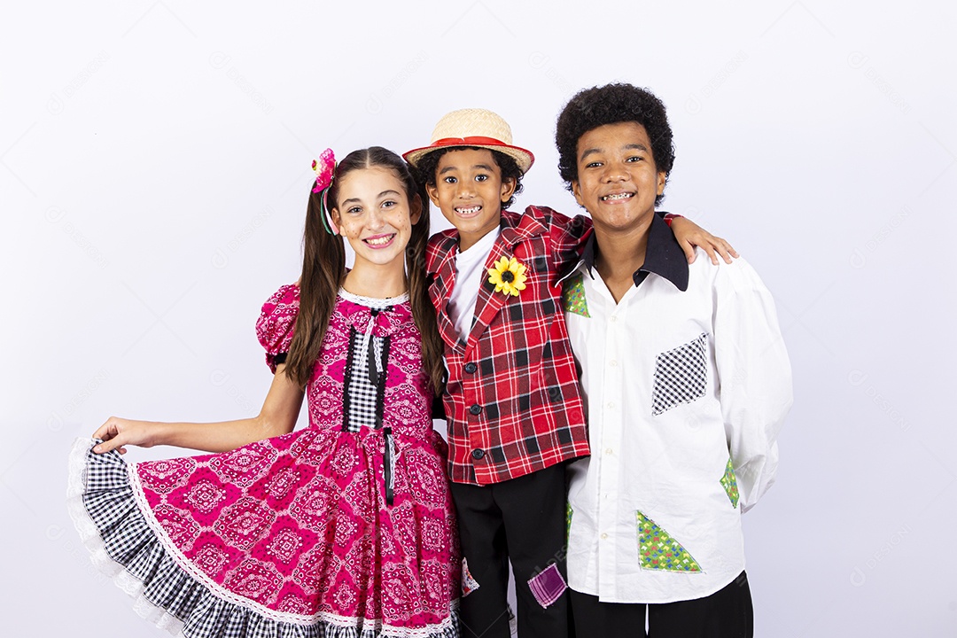 Crianças com trajes de festa junina