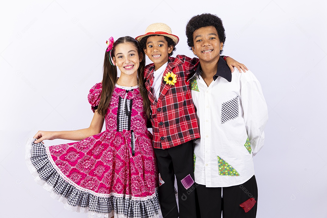 Crianças com trajes de festa junina