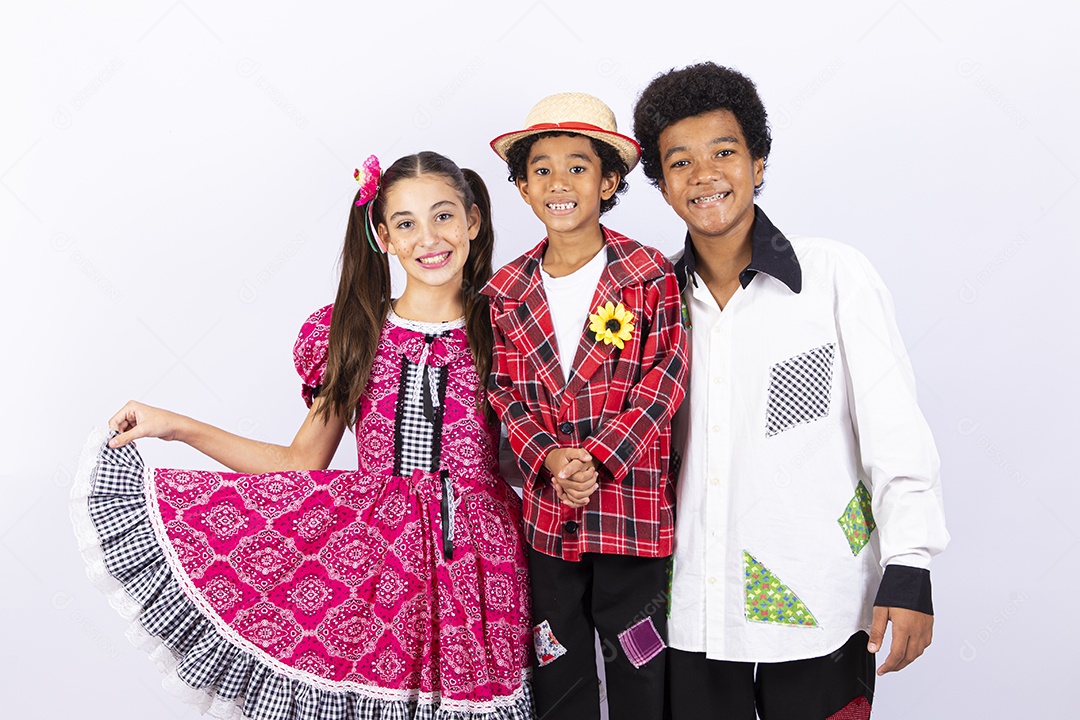 Crianças com trajes de festa junina