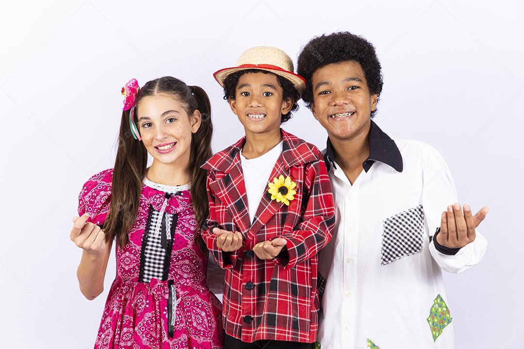 Crianças com trajes de festa junina