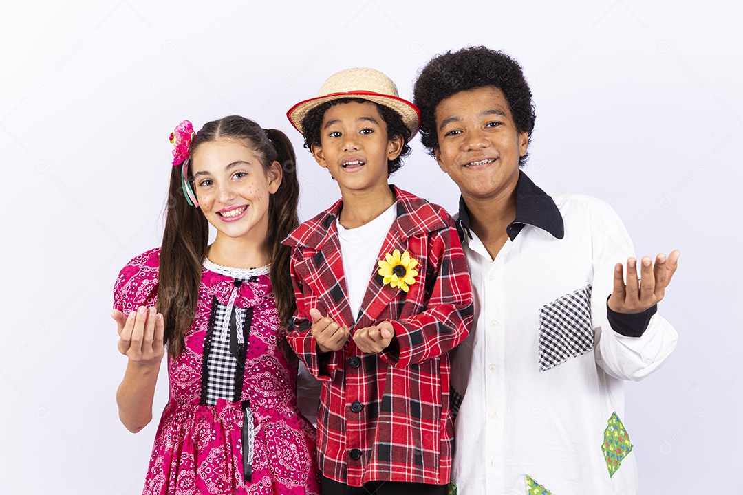 Crianças com trajes de festa junina