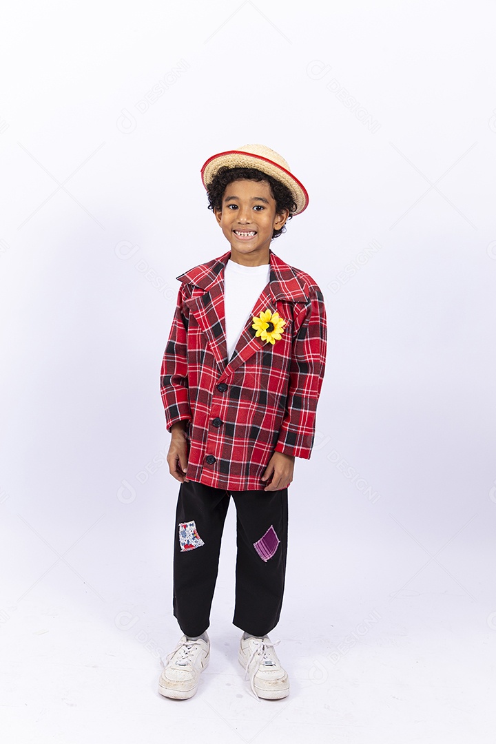 Menino com trajes de festa juninas