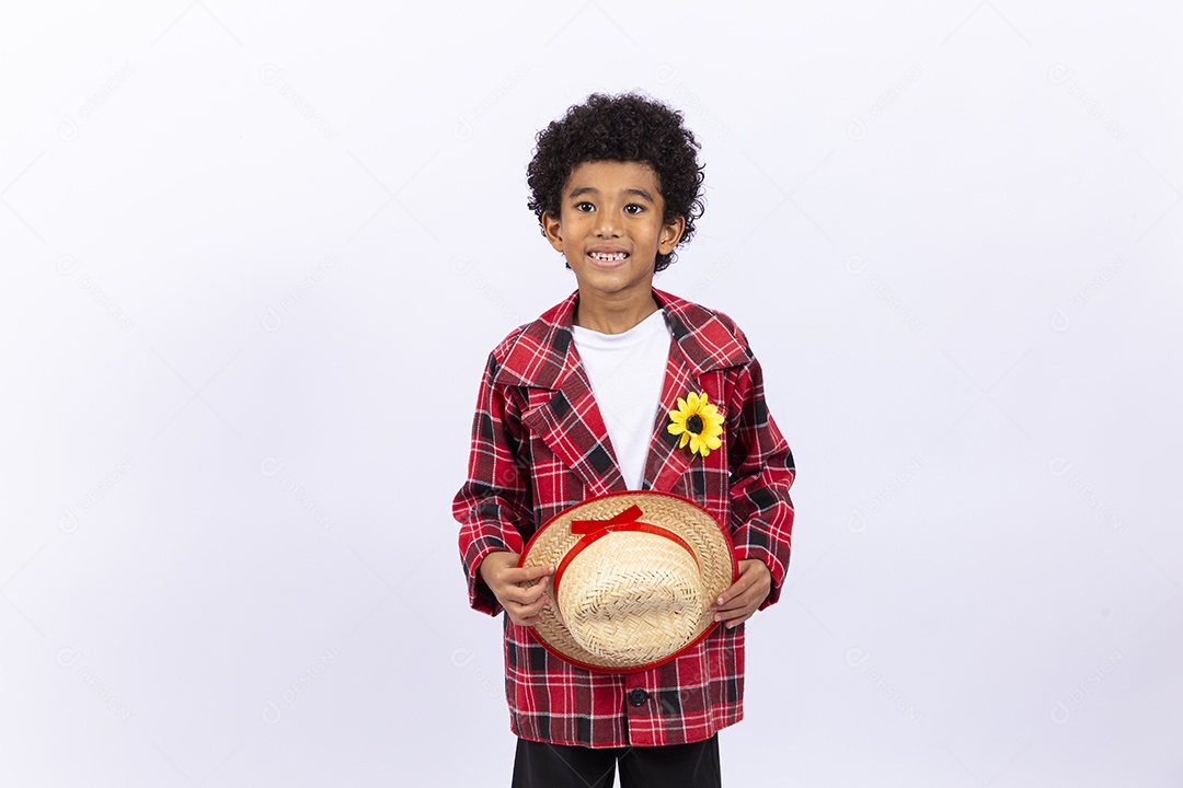 Menino com trajes de festa juninas