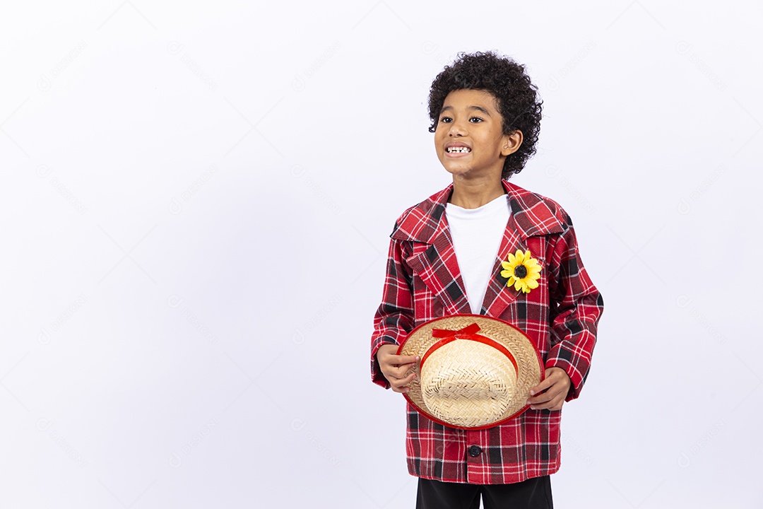 Menino com trajes de festa juninas