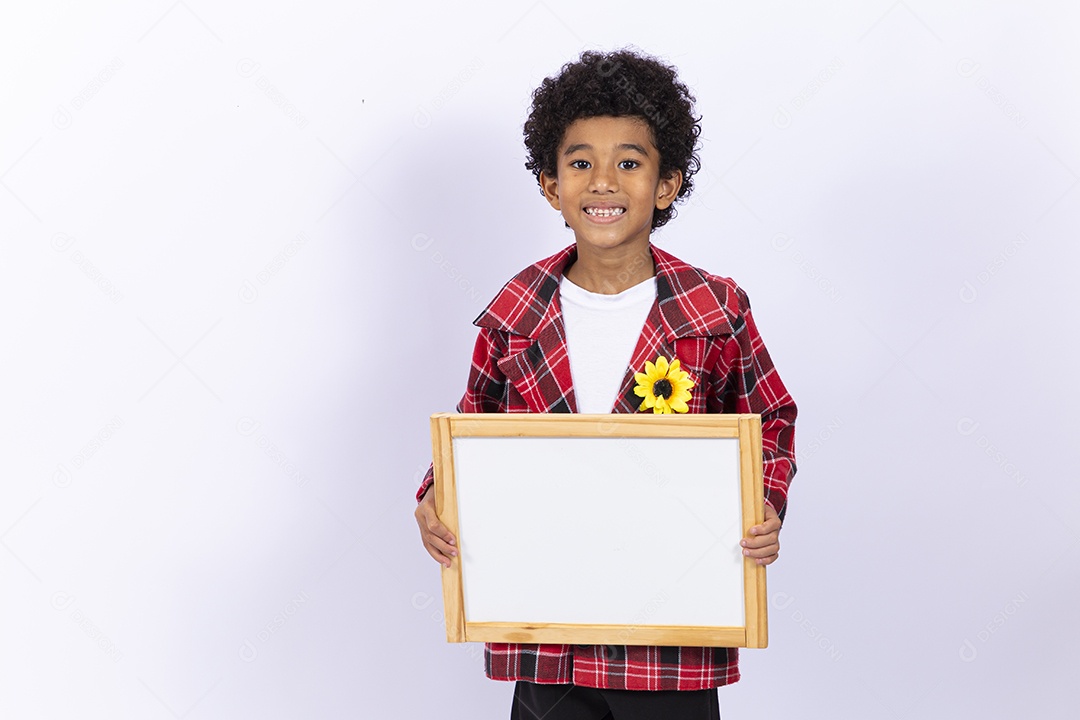 Menino com trajes de festa juninas