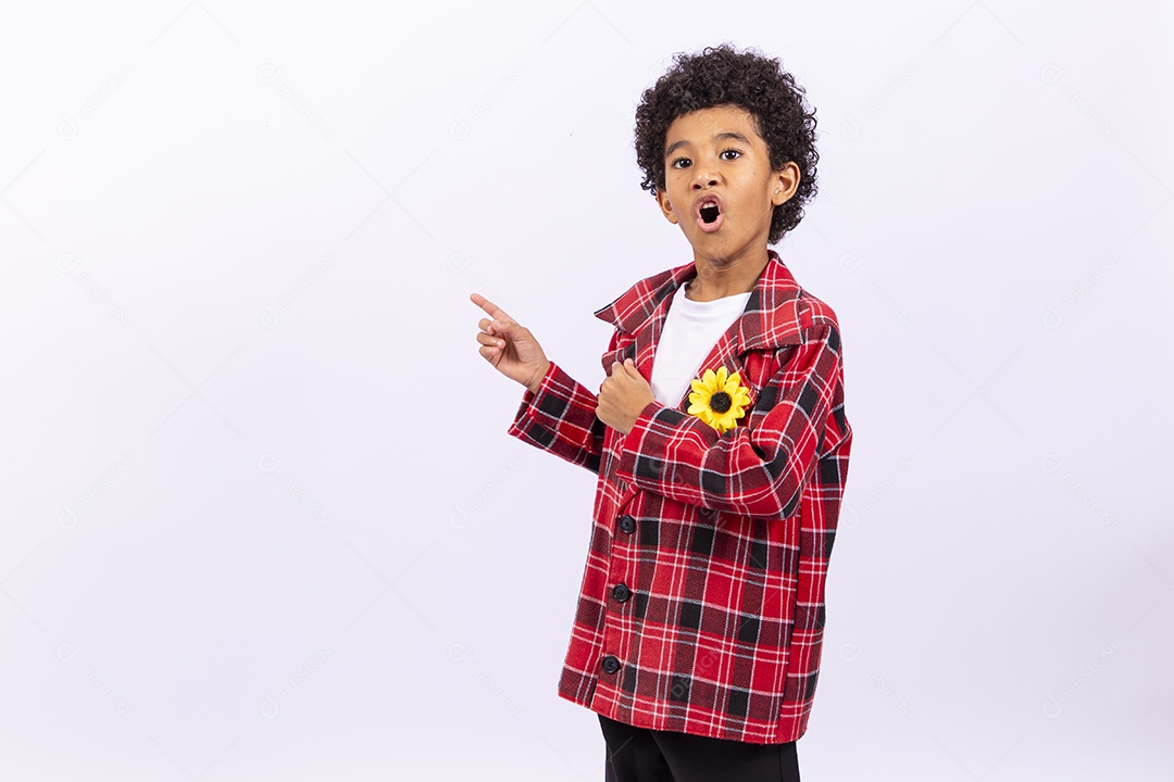 Menino com trajes de festa junina