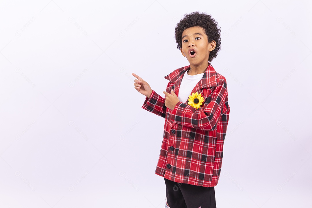 Menino com trajes de festa junina