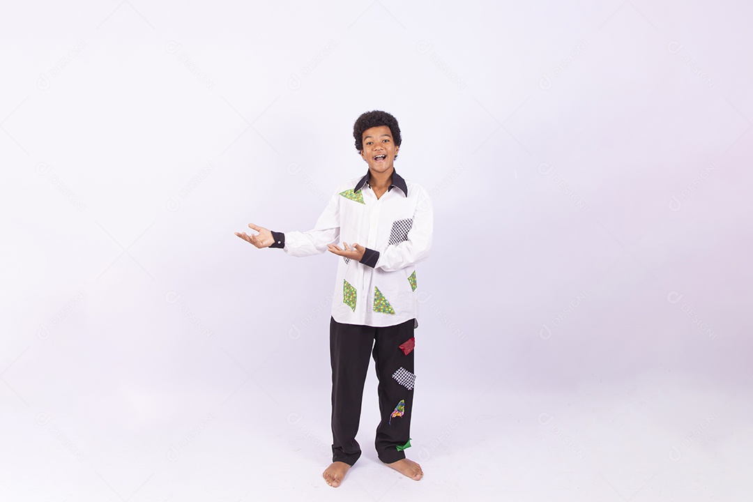 Menino com trajes de festa junina