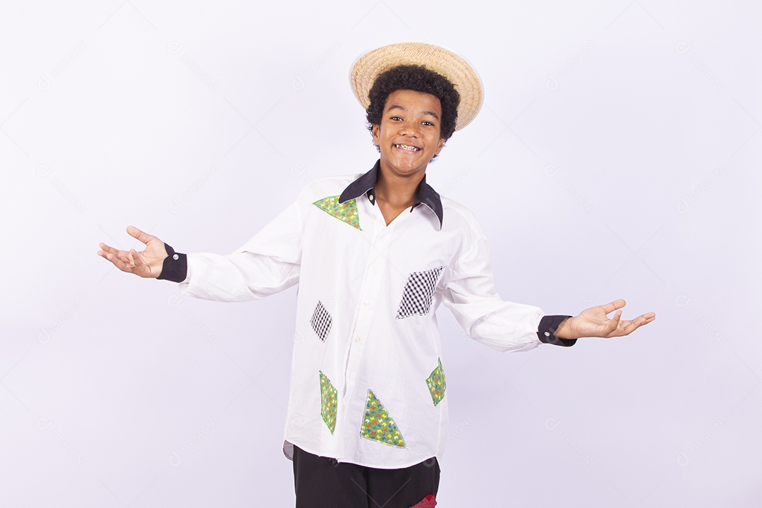 Menino com trajes de festa junina