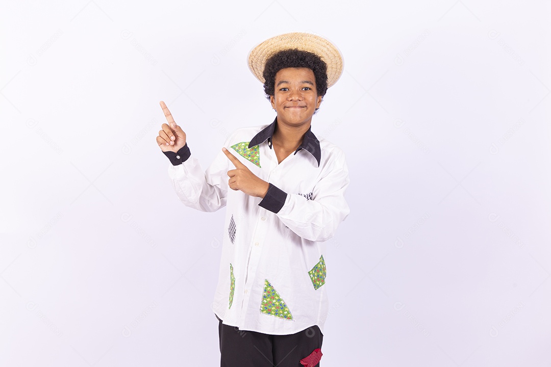 Menino com trajes de festa junina