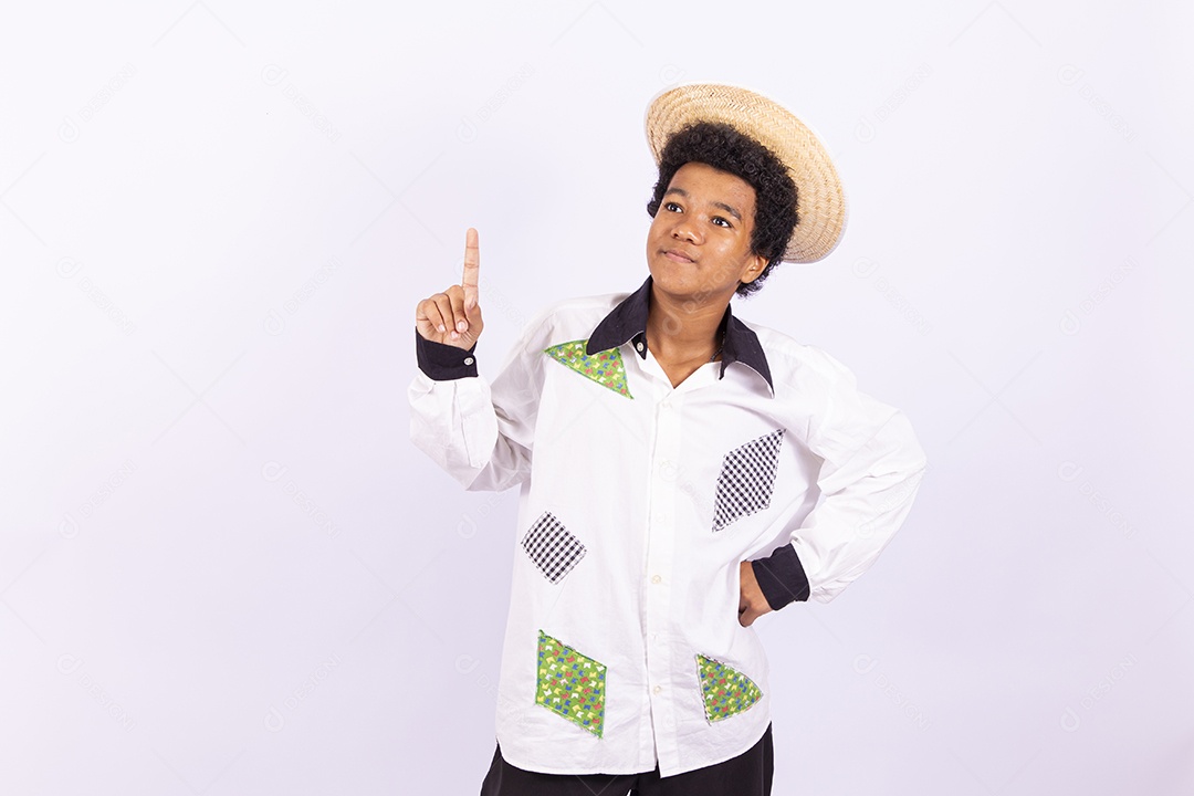 Menino com trajes de festa junina