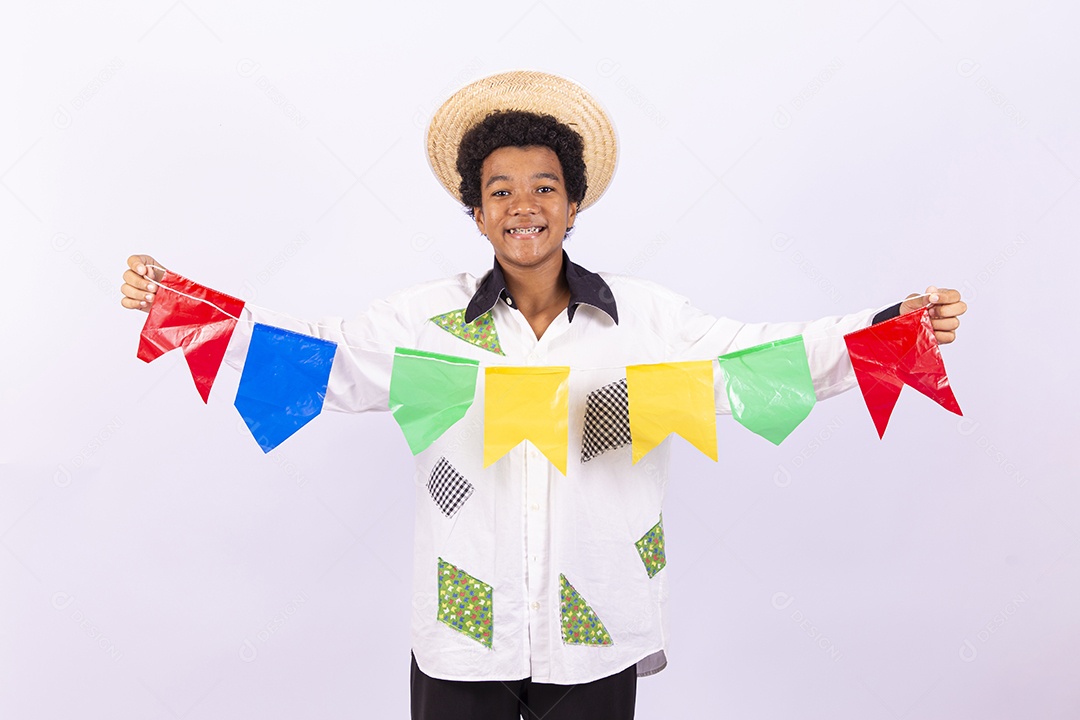 Menino com trajes de festa junina