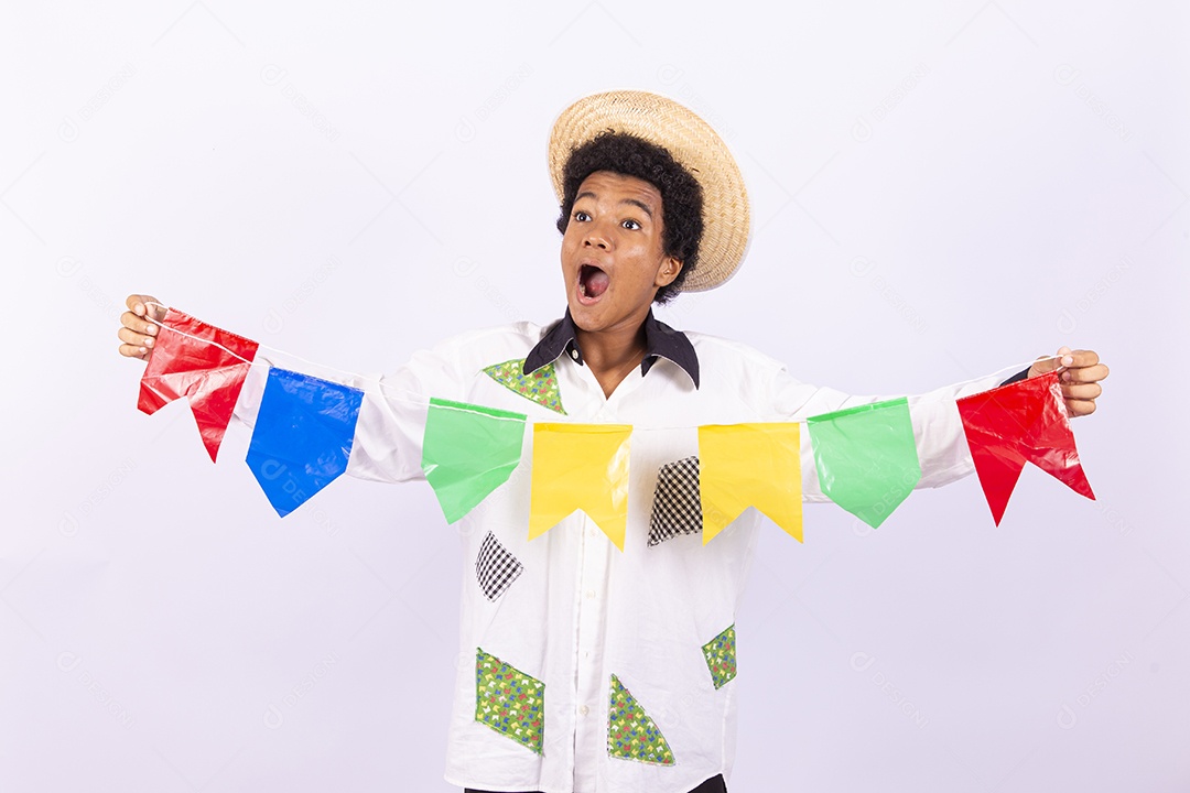 Menino com trajes de festa junina