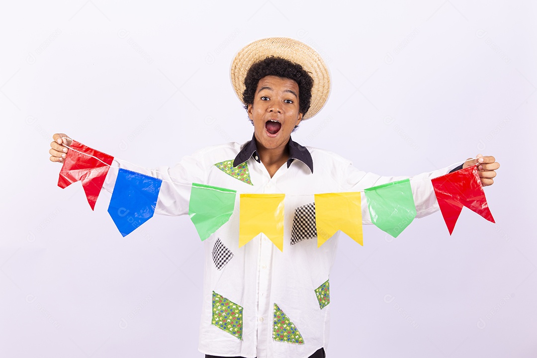 Menino com trajes de festa junina