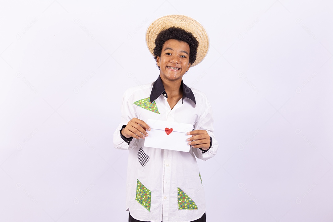 Menino com trajes de festa junina