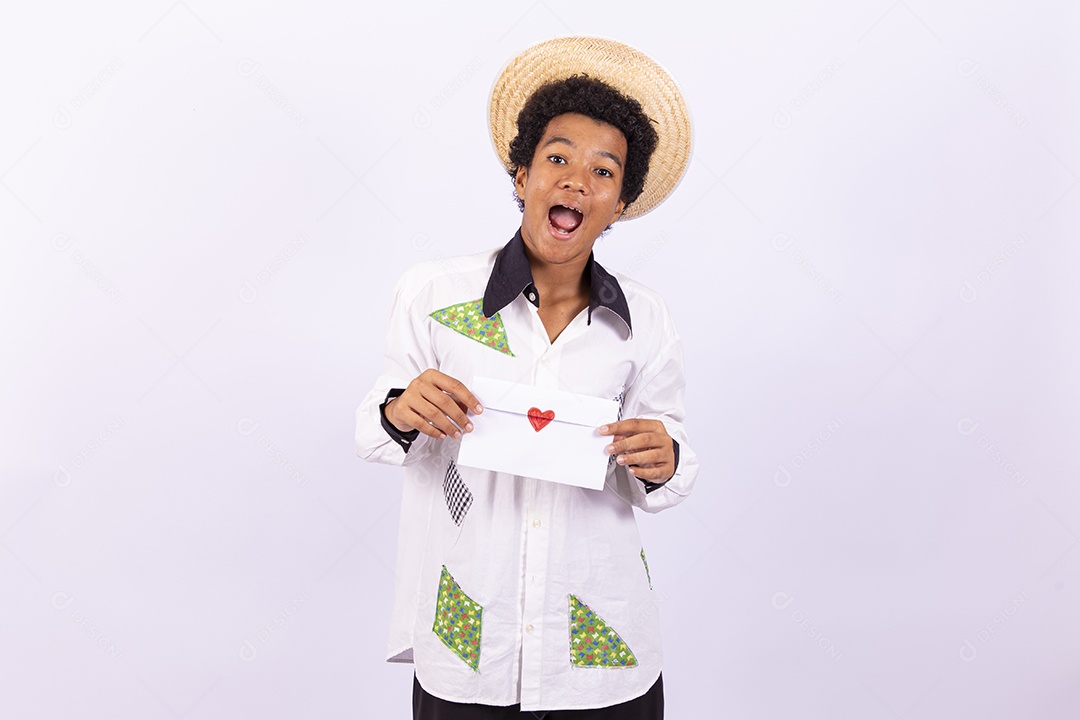 Menino com trajes de festa junina