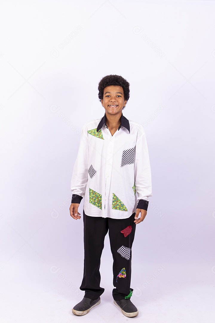 Menino com trajes de festa junina